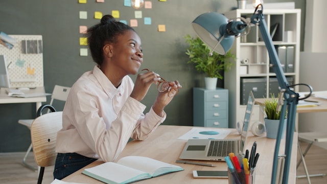Executive Assistant vs. Virtual Assistant: What’s the Difference?